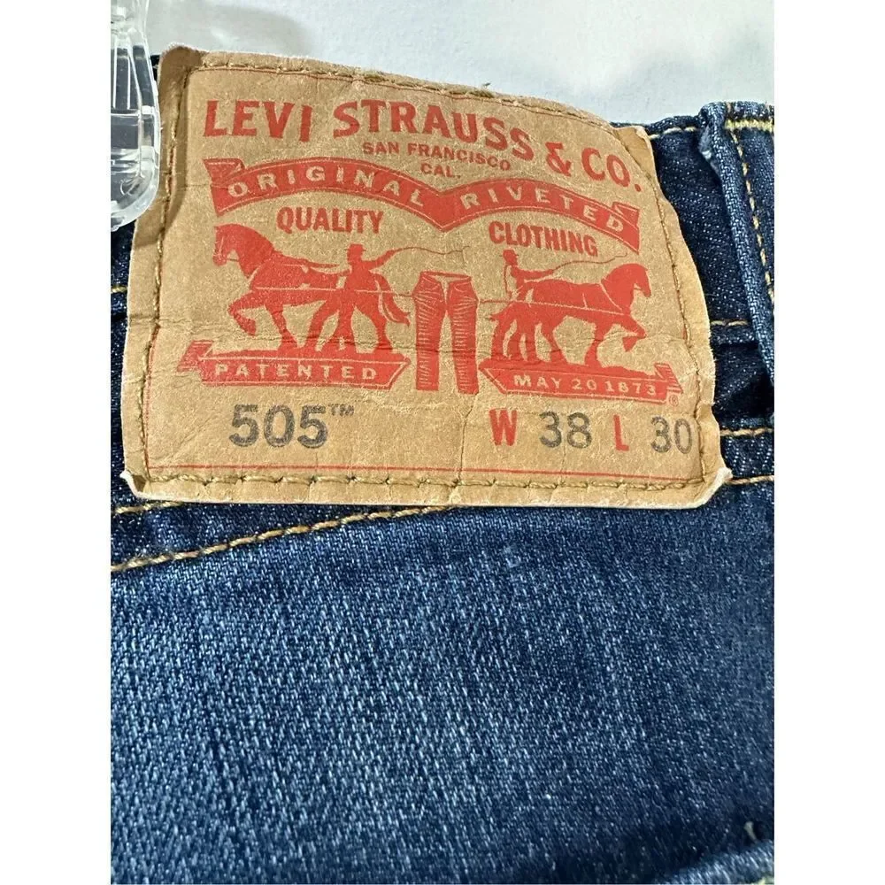 Levi’s men’s 505 straight leg medium wash jeans size 38x30.  #38-0954